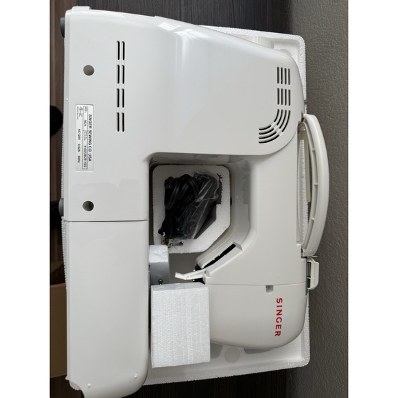 New‎ Singer Stylist II 5625-Computerized Sewing Machine - Picture 4 of 5